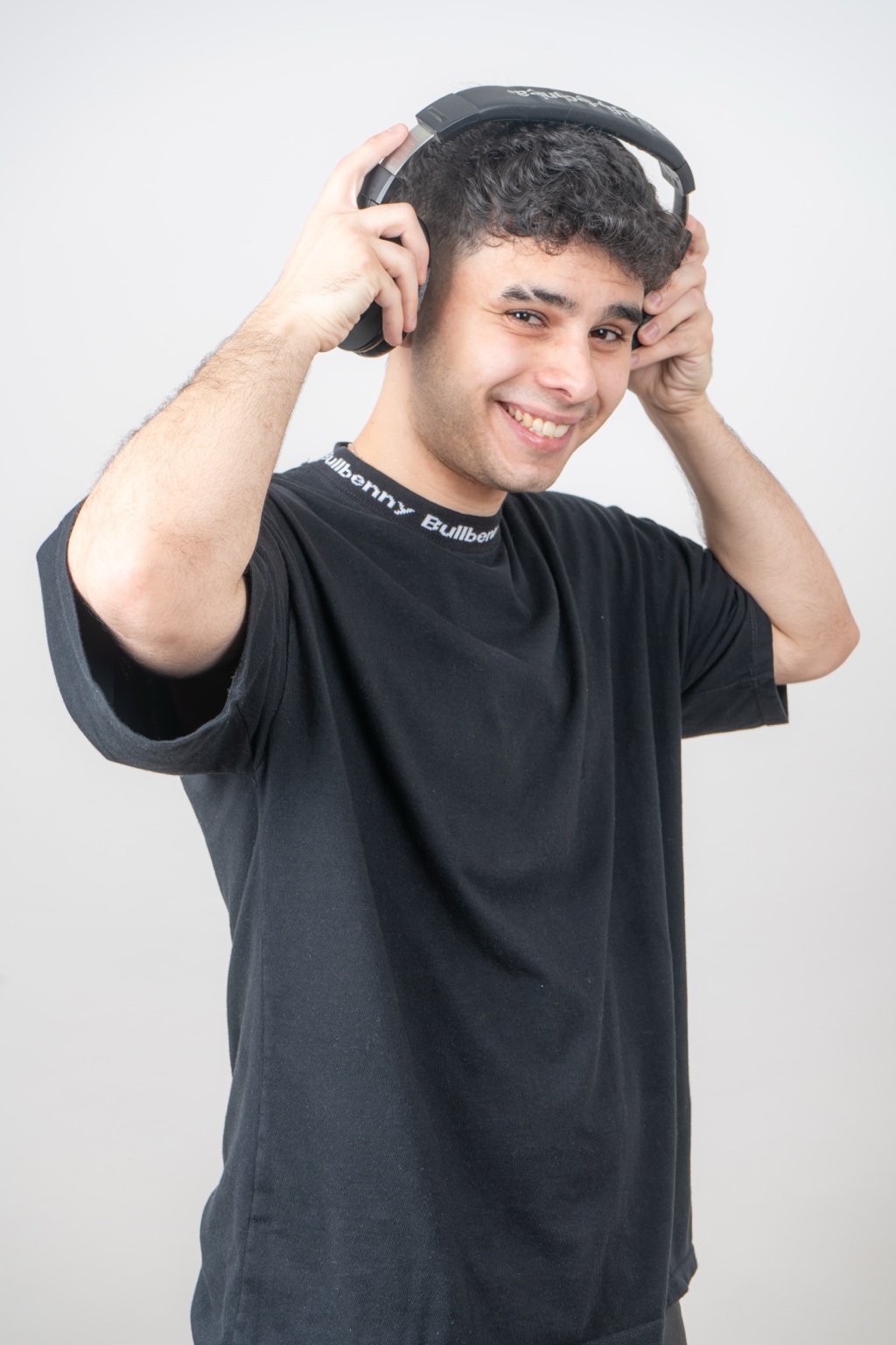 Retrato de FRVNKK con auriculares
