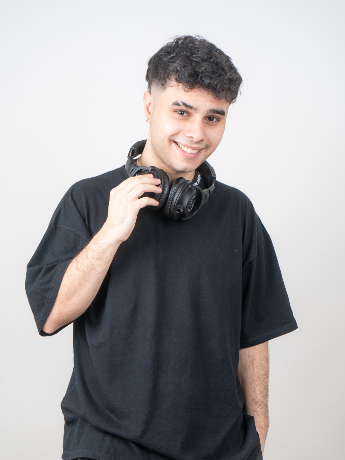 Retrato de FRVNKK con auriculares